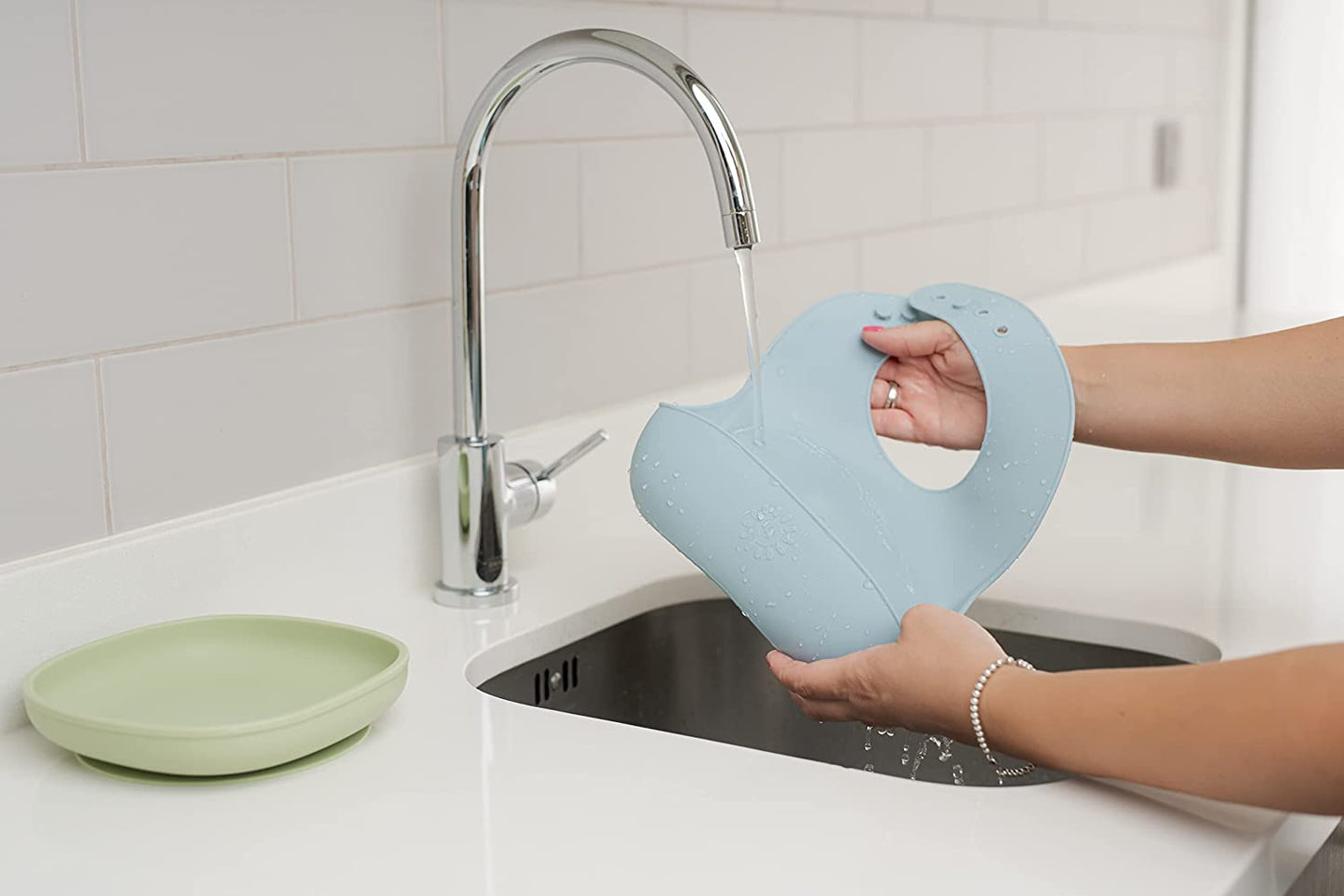 silicone baby bib waterproof for babies and toddlers - Diqqawi Plates