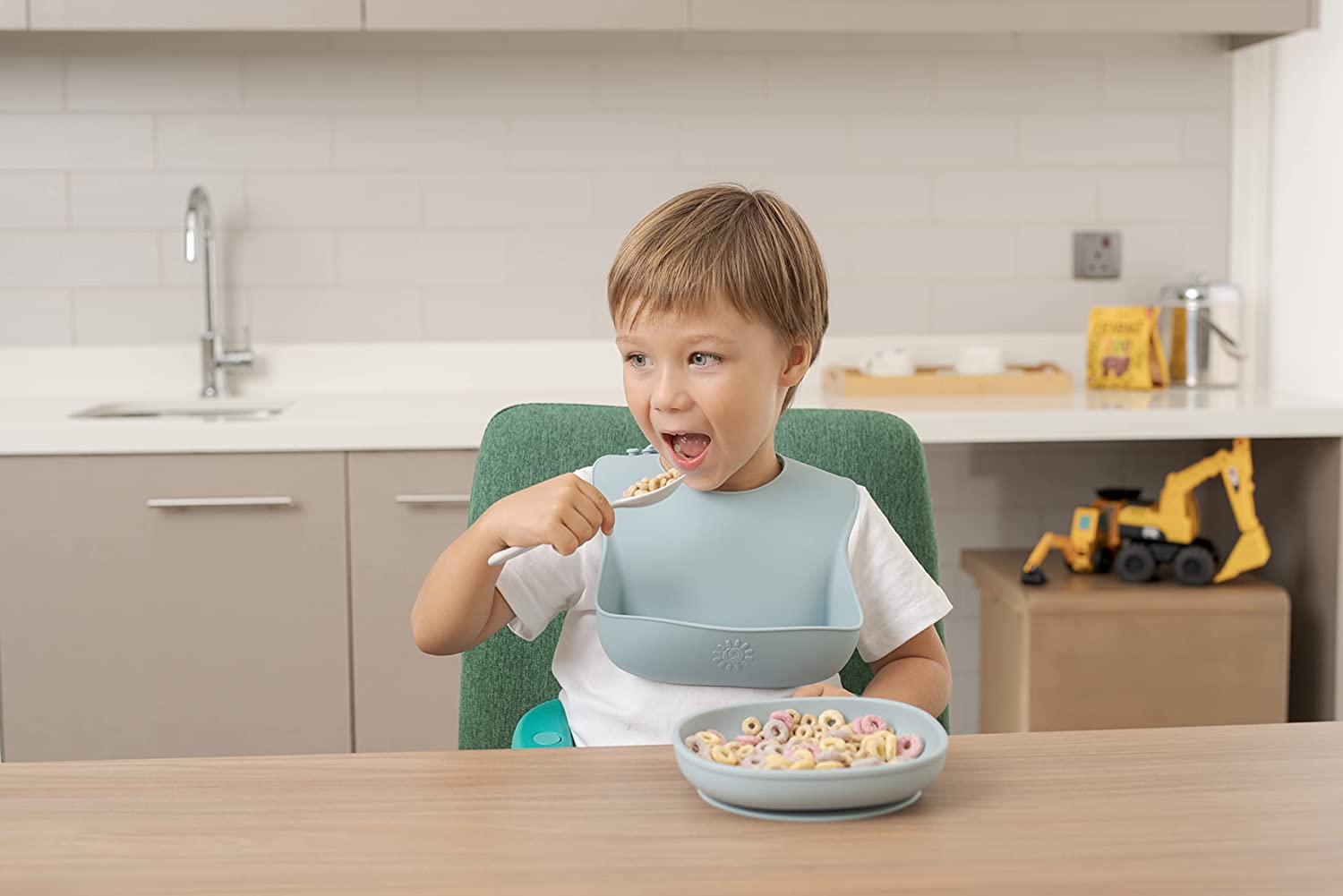 silicone baby bib waterproof for babies and toddlers - Diqqawi Plates