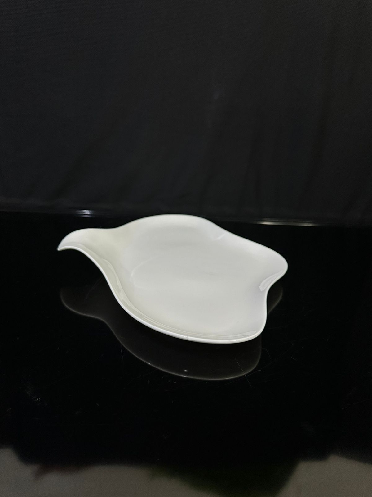 Stylish Oval Bright White Porcelain Serving Plate - Diqqawi Plates