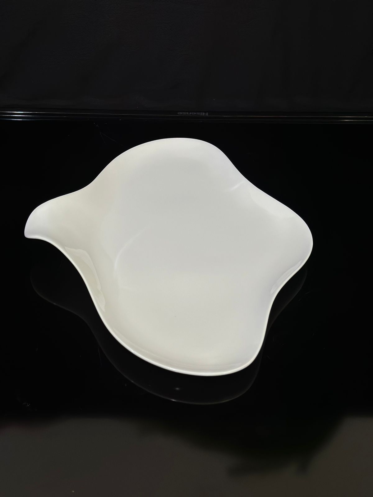 Stylish Oval Bright White Porcelain Serving Plate - Diqqawi Plates