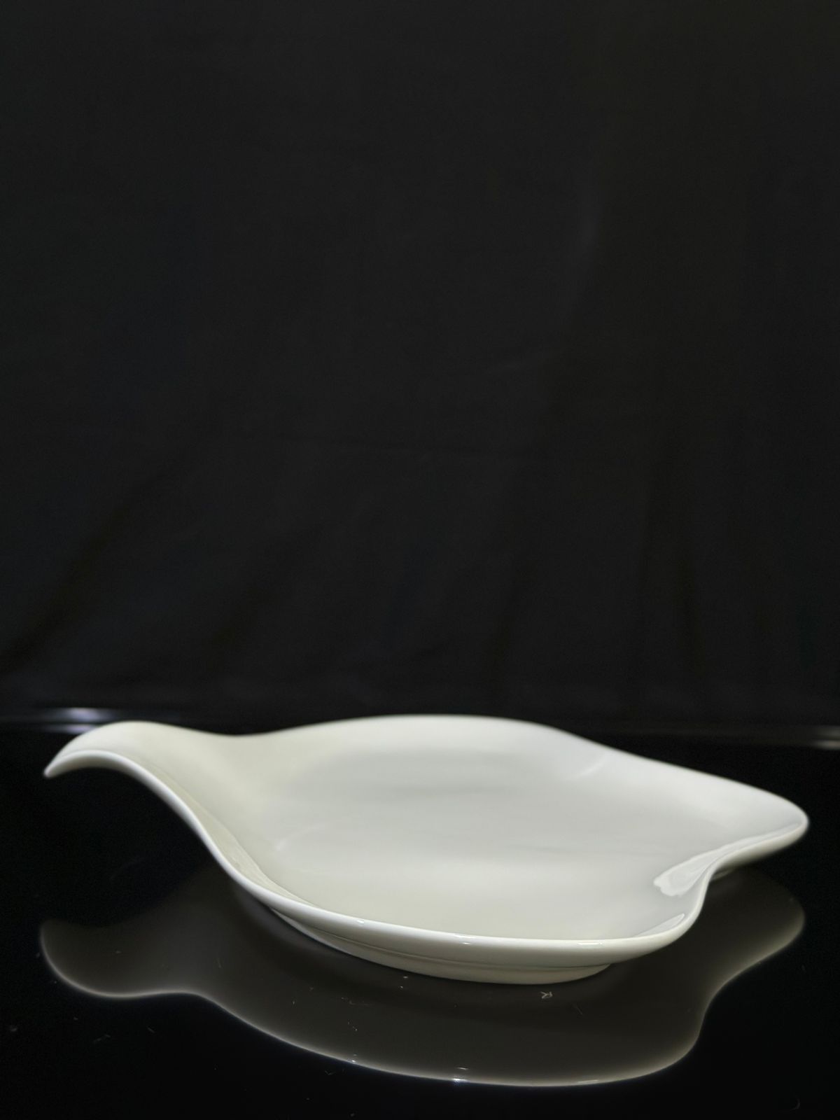 Stylish Oval Bright White Porcelain Serving Plate - Diqqawi Plates