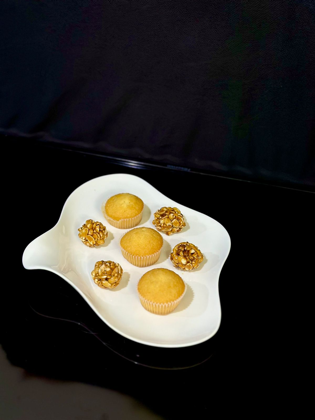 Stylish Oval Bright White Porcelain Serving Plate - Diqqawi Plates