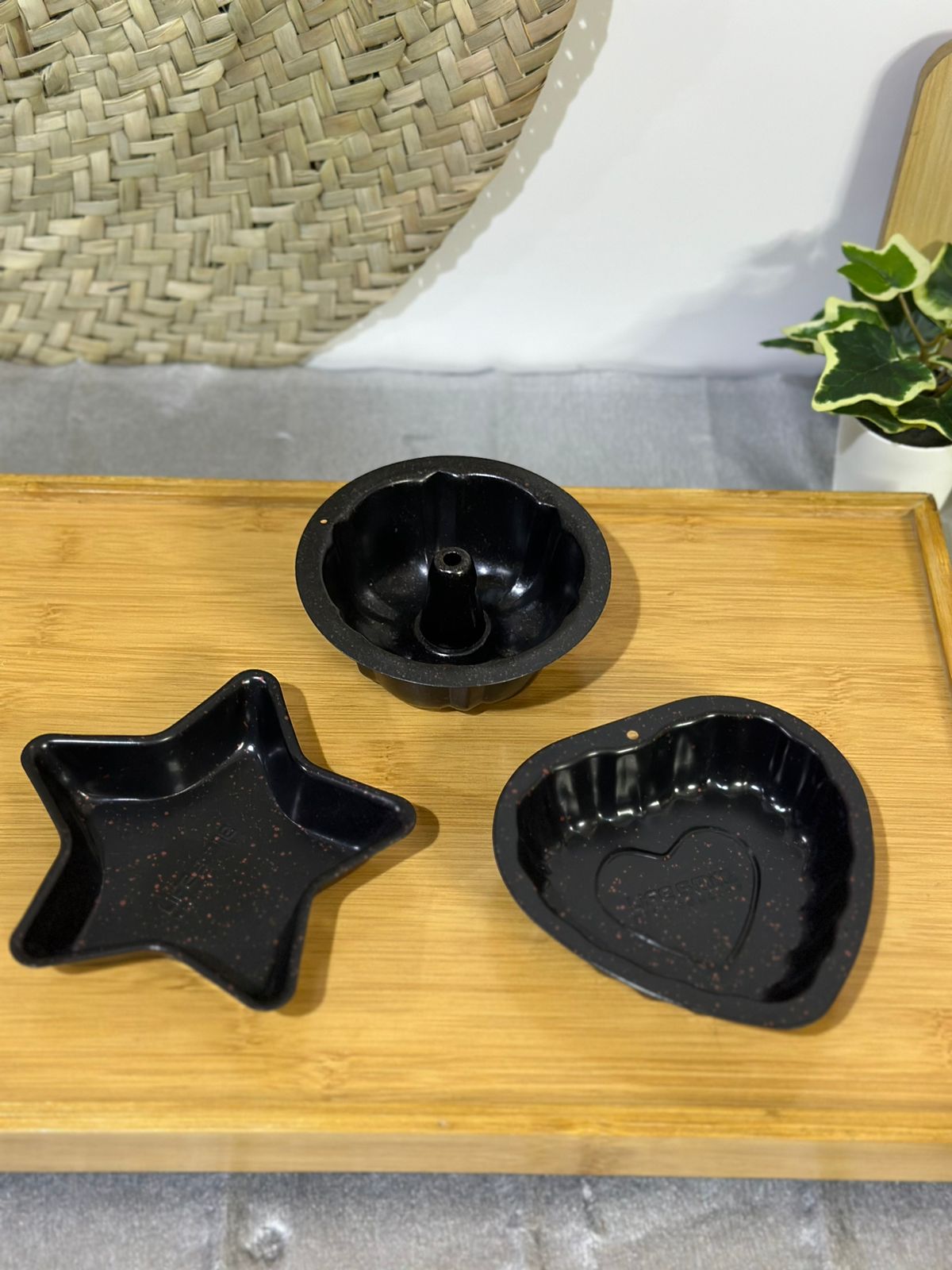 Non Stick Fluted Cake Pan - Diqqawi Plates