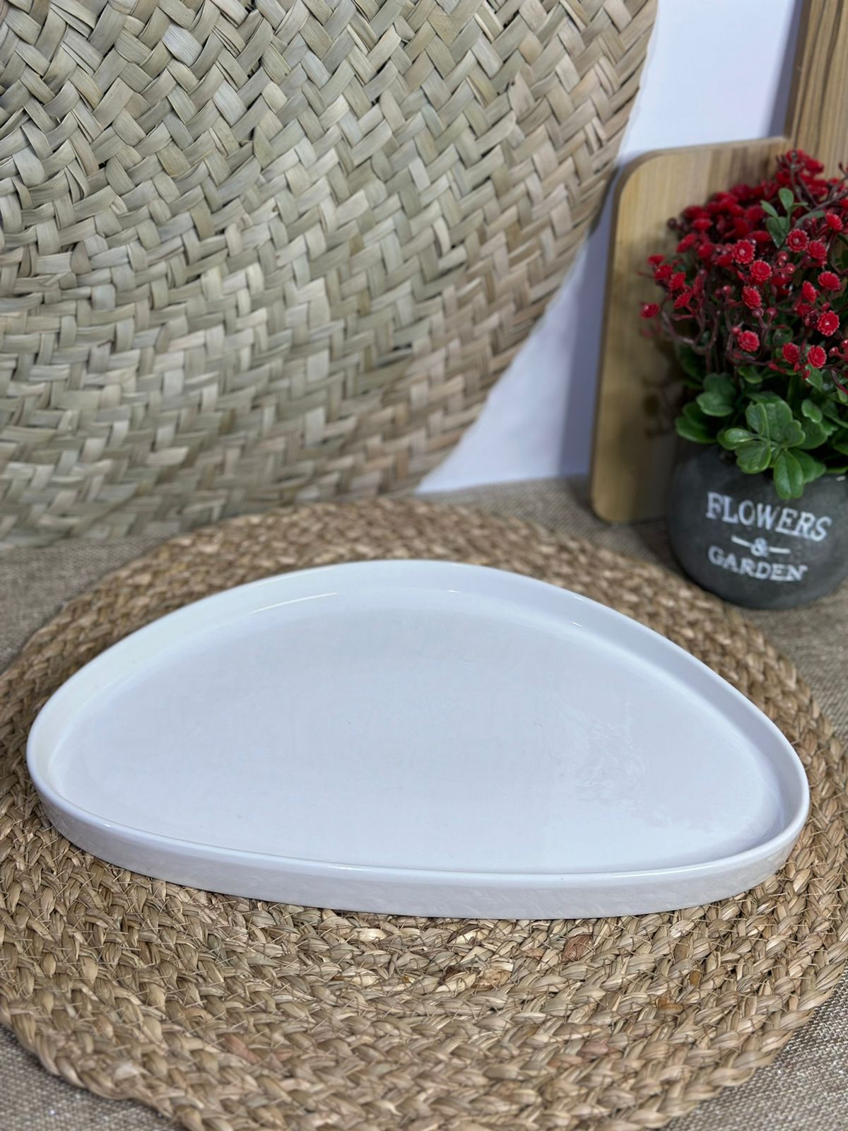 Luxury Large Porcelain triangular dish plate - Diqqawi Plates