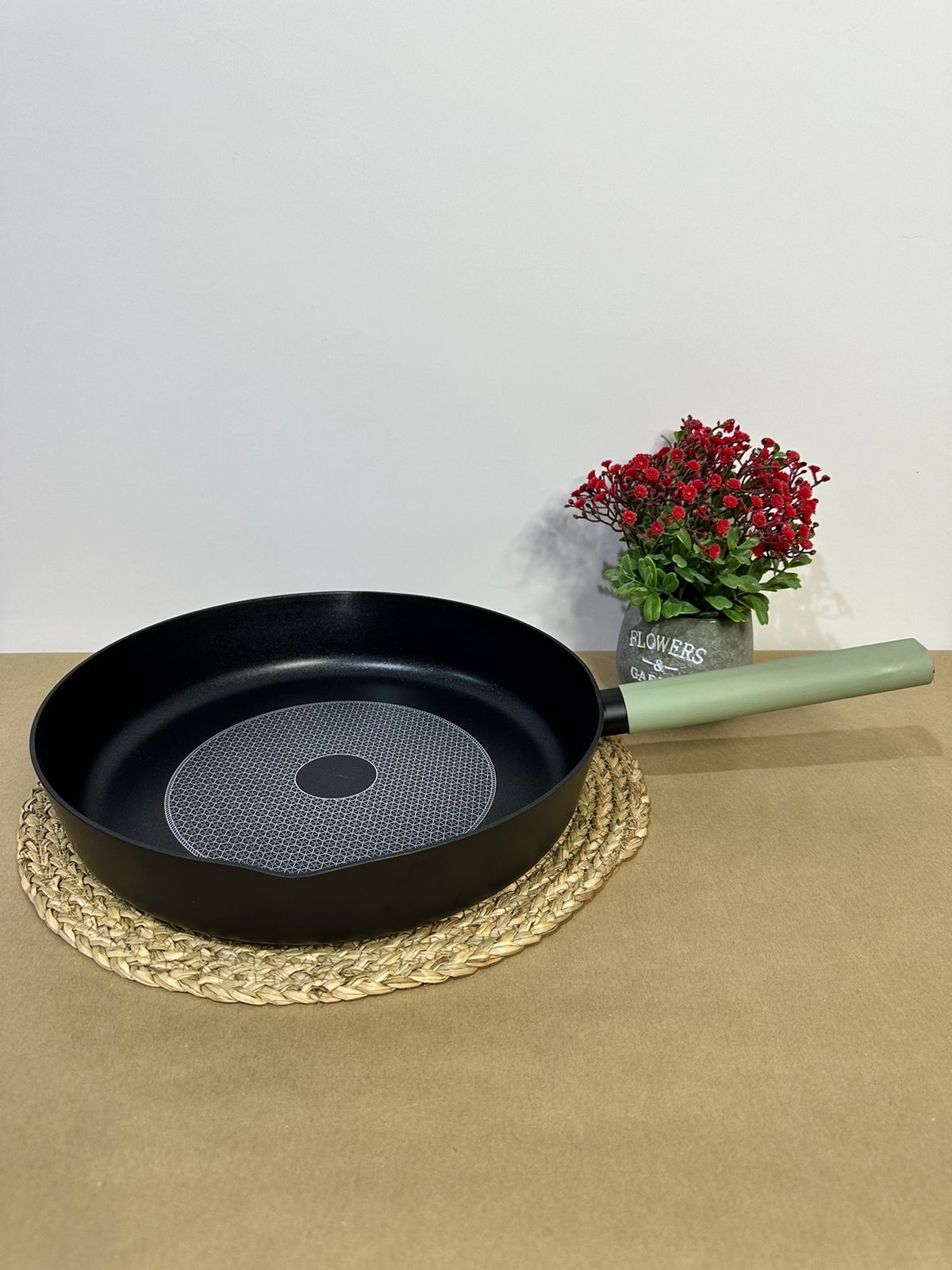 PremiumHigh Quality Large 32cm Frying Pan - Diqqawi Plates