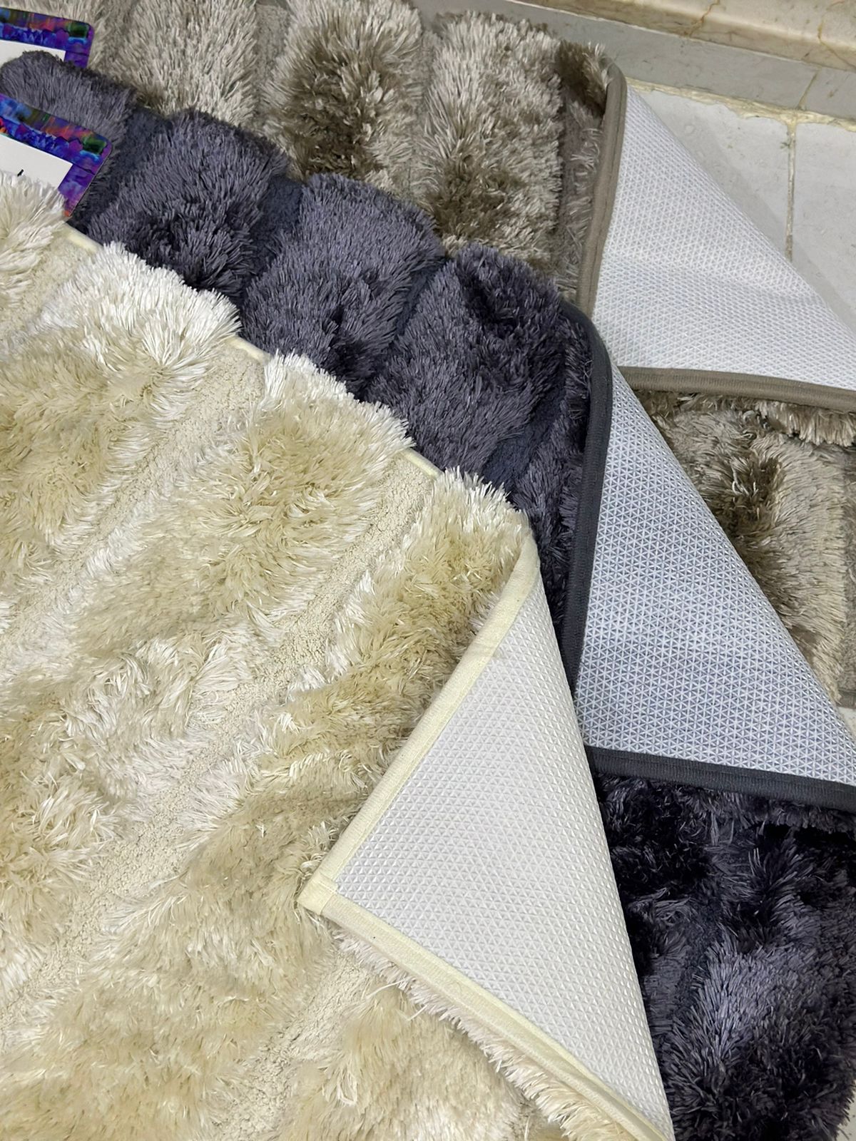 Small Stylish Fur Rug for the Bedroom - Diqqawi Plates