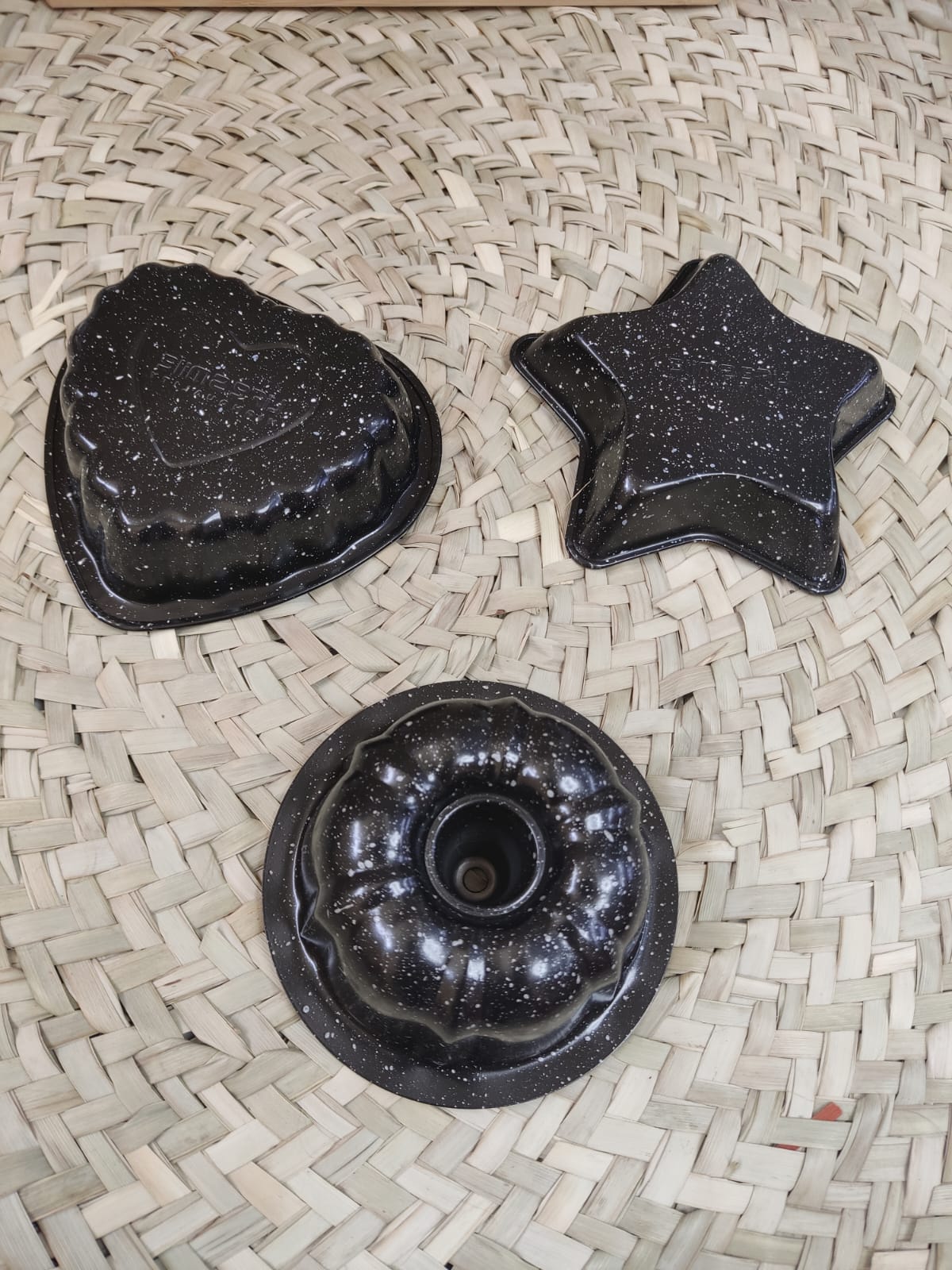 Non Stick Fluted Cake Pan - Diqqawi Plates