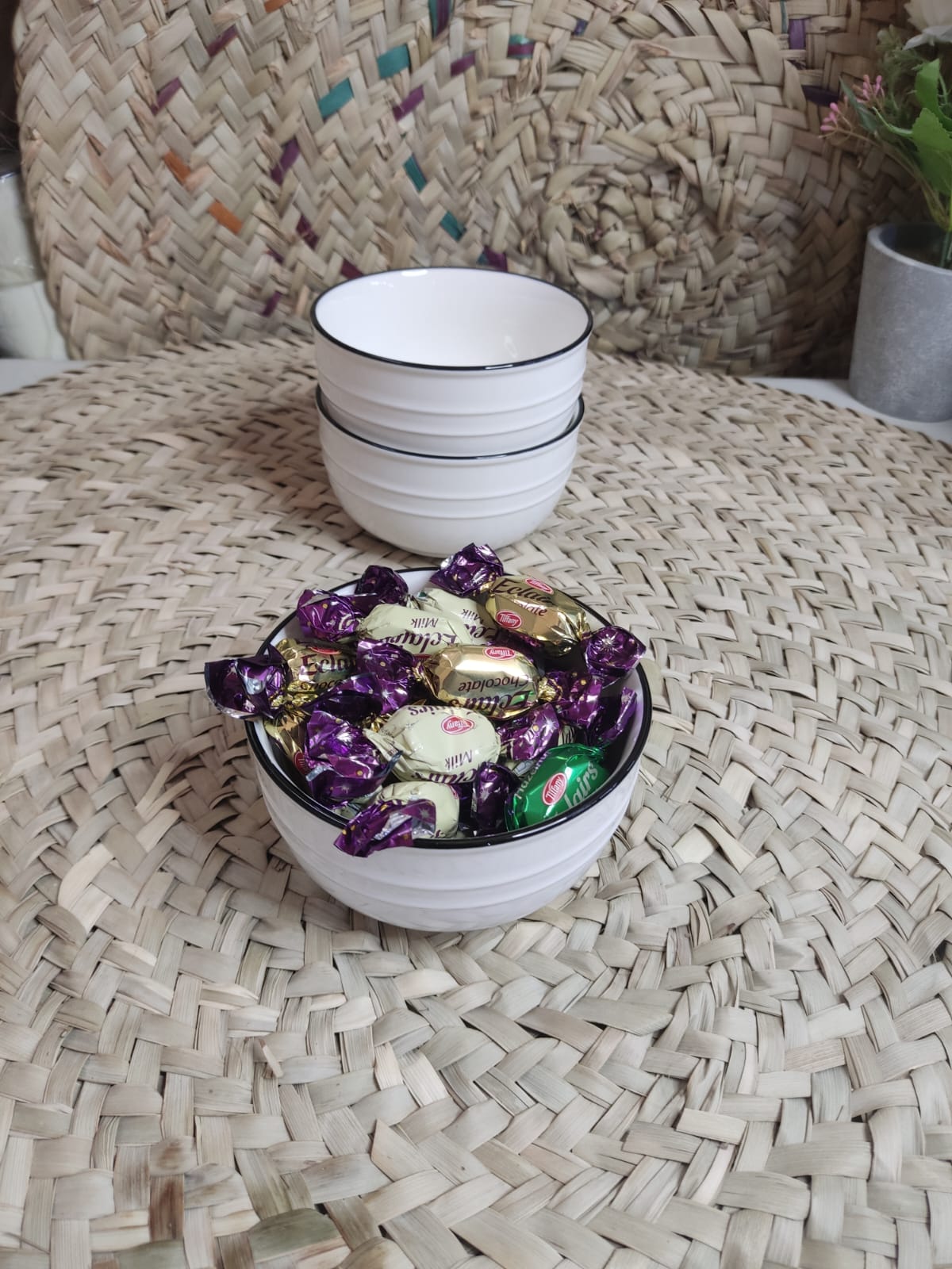 Medium Luxury Porcelain Bowl with Balck Rim - Diqqawi Plates