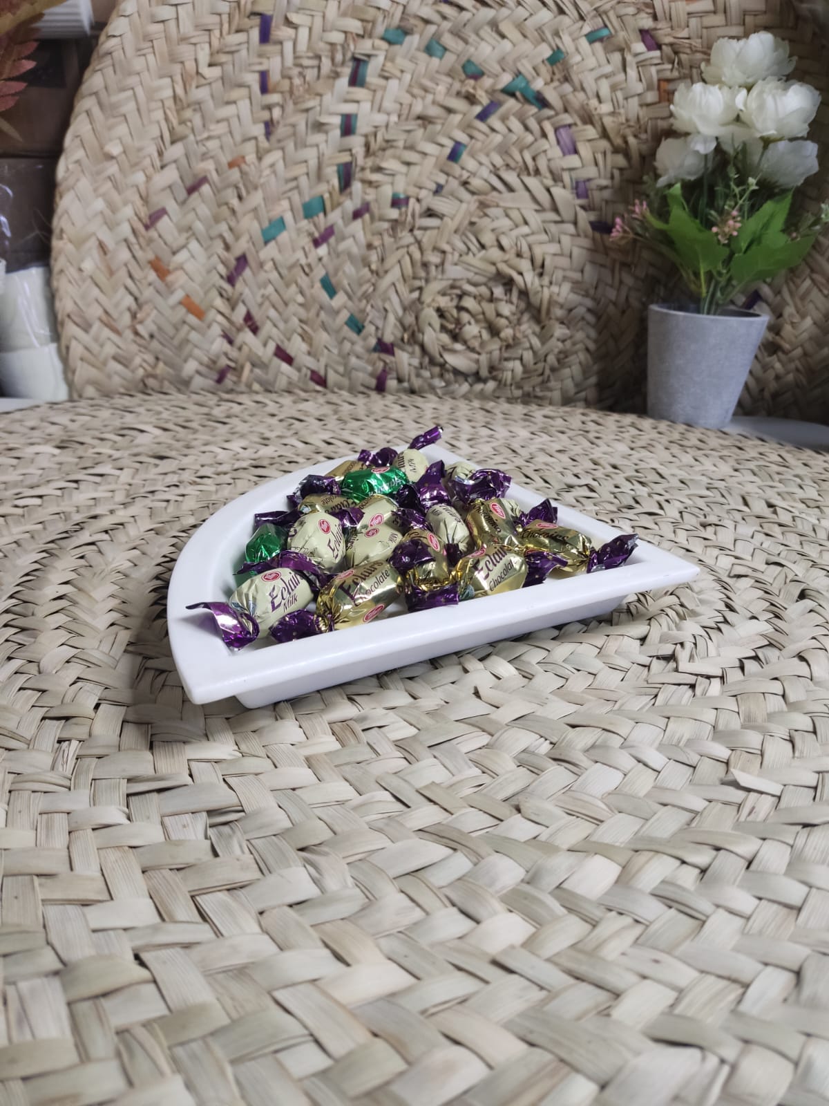 Elegance White Porcelain Triangular Plate - Diqqawi Plates