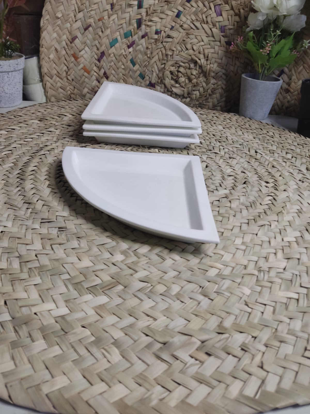 Elegance White Porcelain Triangular Plate - Diqqawi Plates