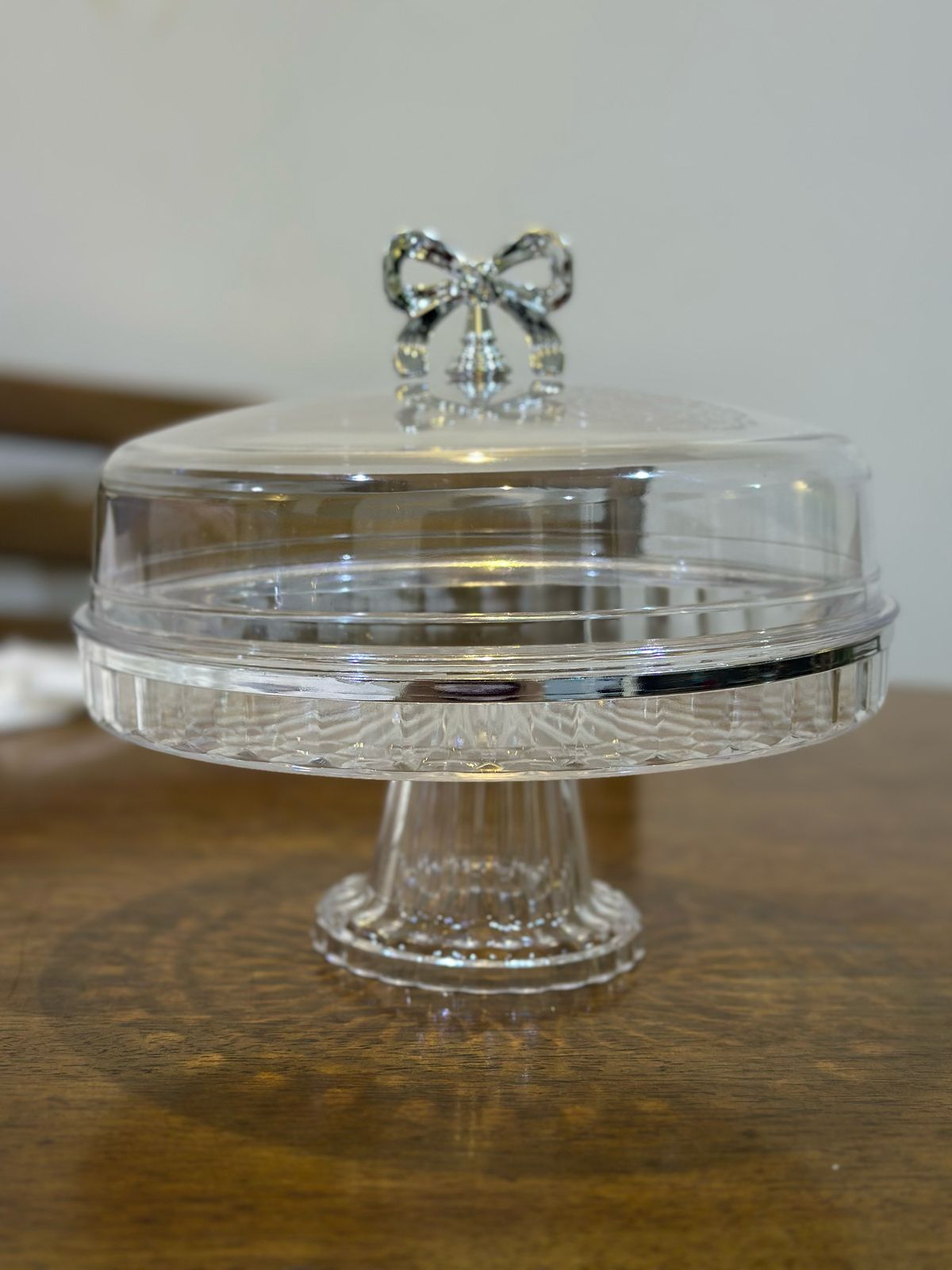 Elegant Acrylic Cake Stand with Cover