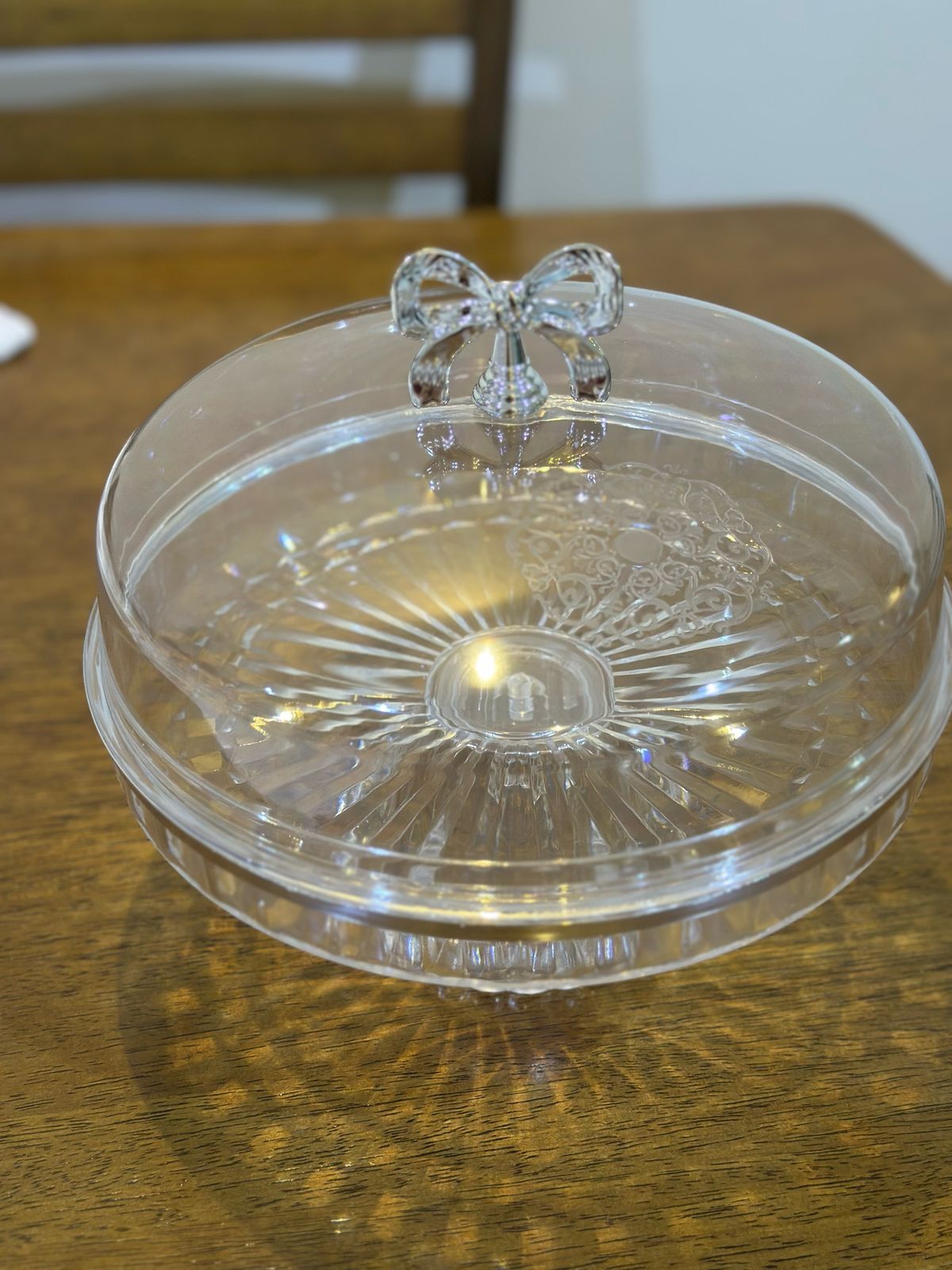 Elegant Acrylic Cake Stand with Cover