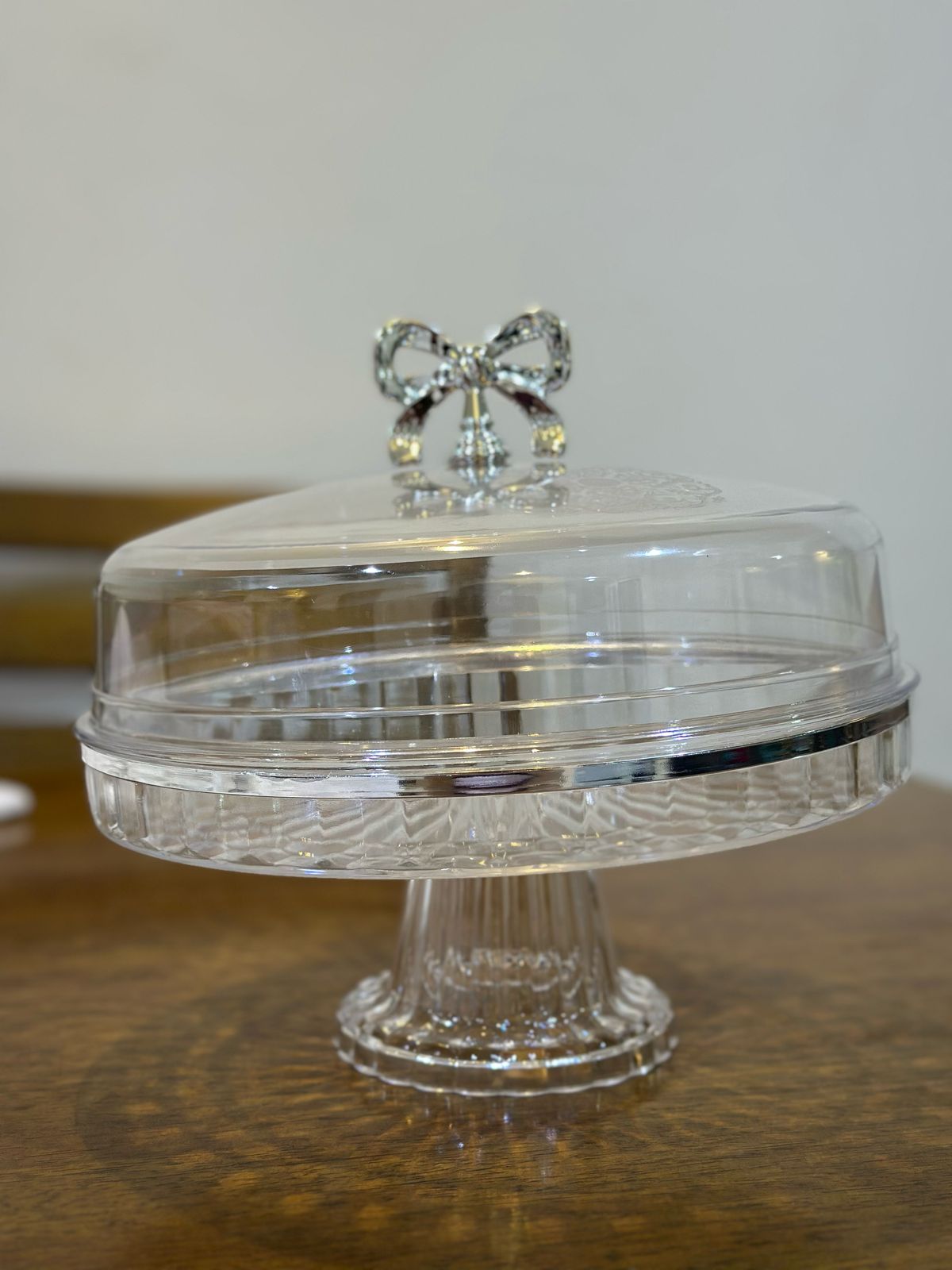 Elegant Acrylic Cake Stand with Cover