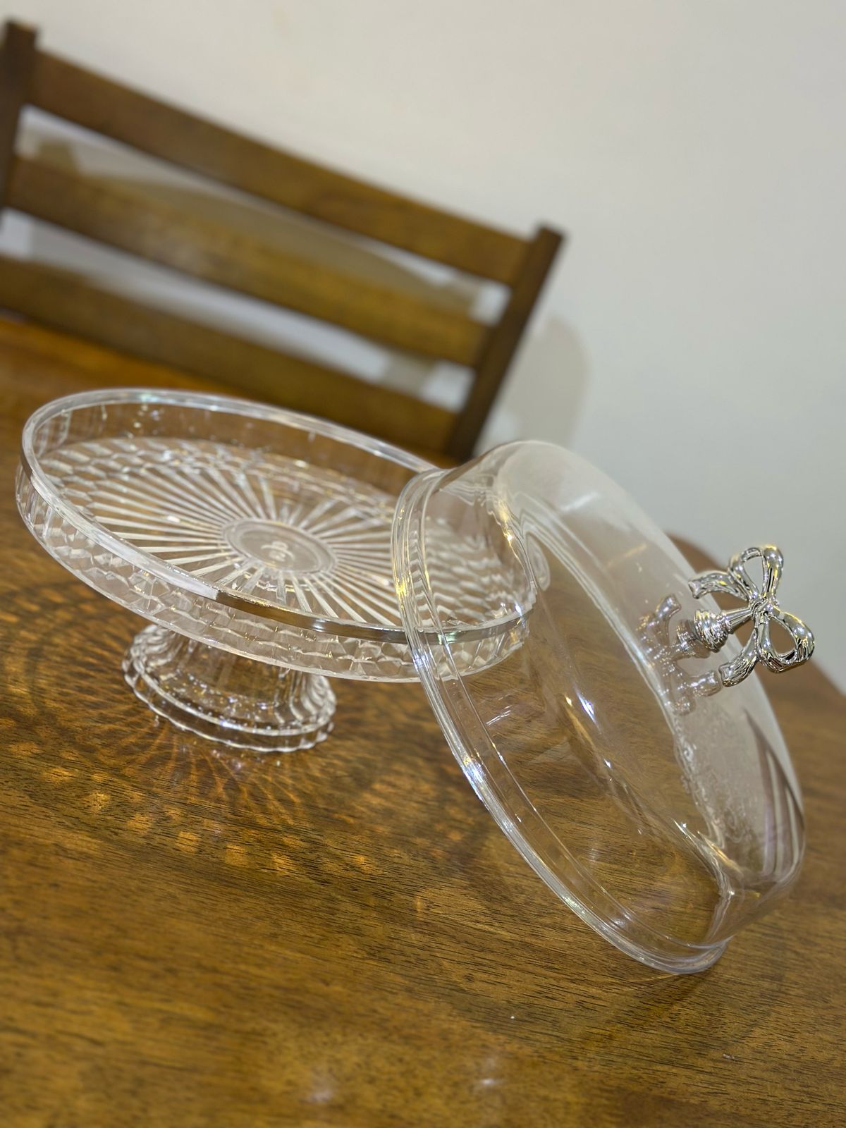 Elegant Acrylic Cake Stand with Cover