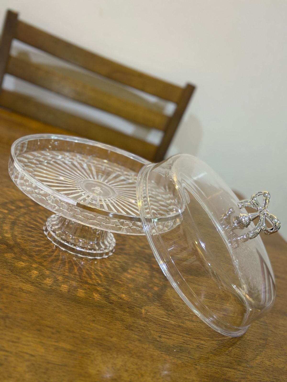 Elegant Acrylic Cake Stand with Cover