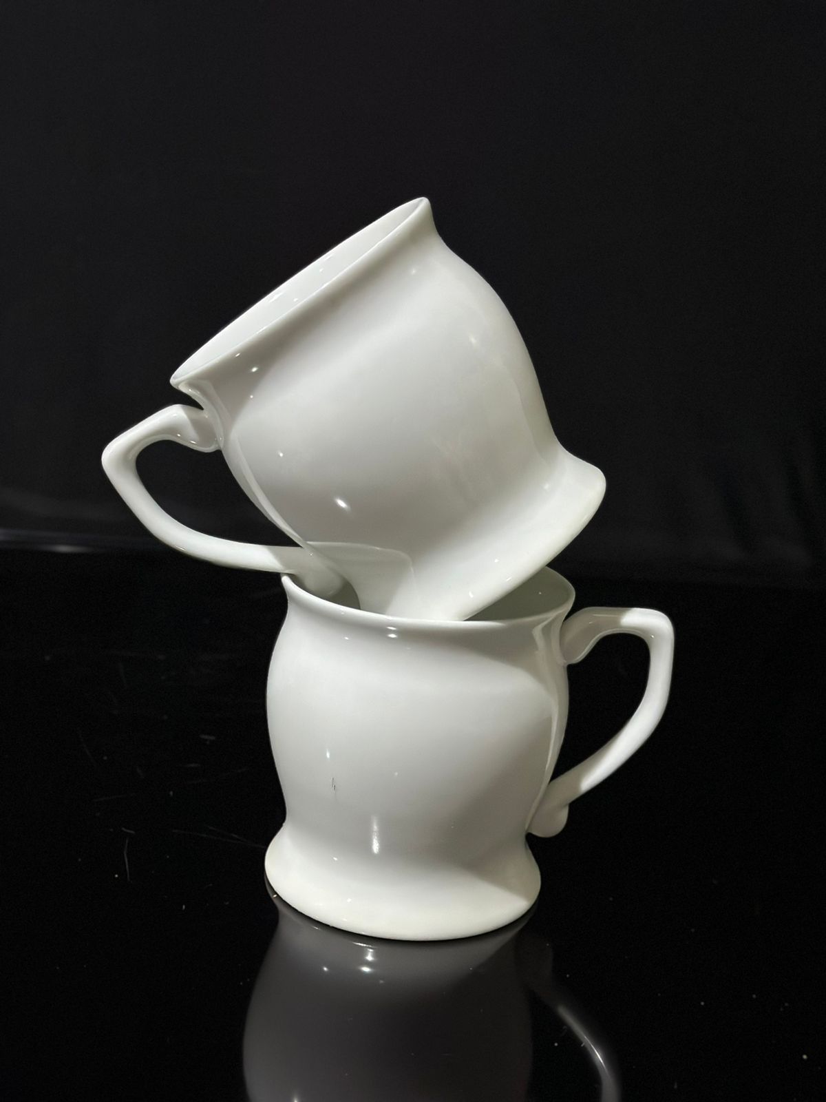 Elegant Curved Porcelain Mug with handle - Diqqawi Plates