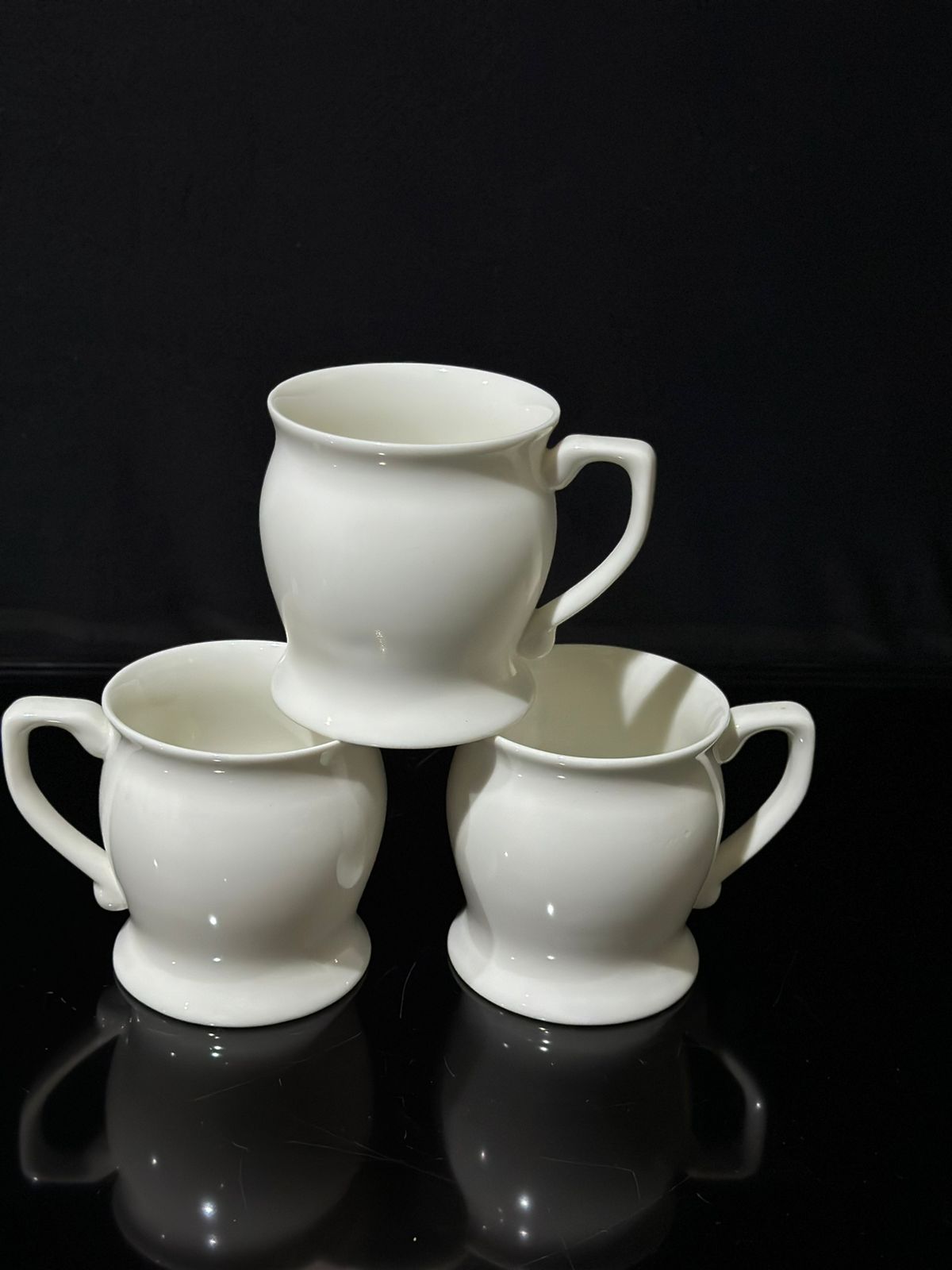 Elegant Curved Porcelain Mug with handle - Diqqawi Plates