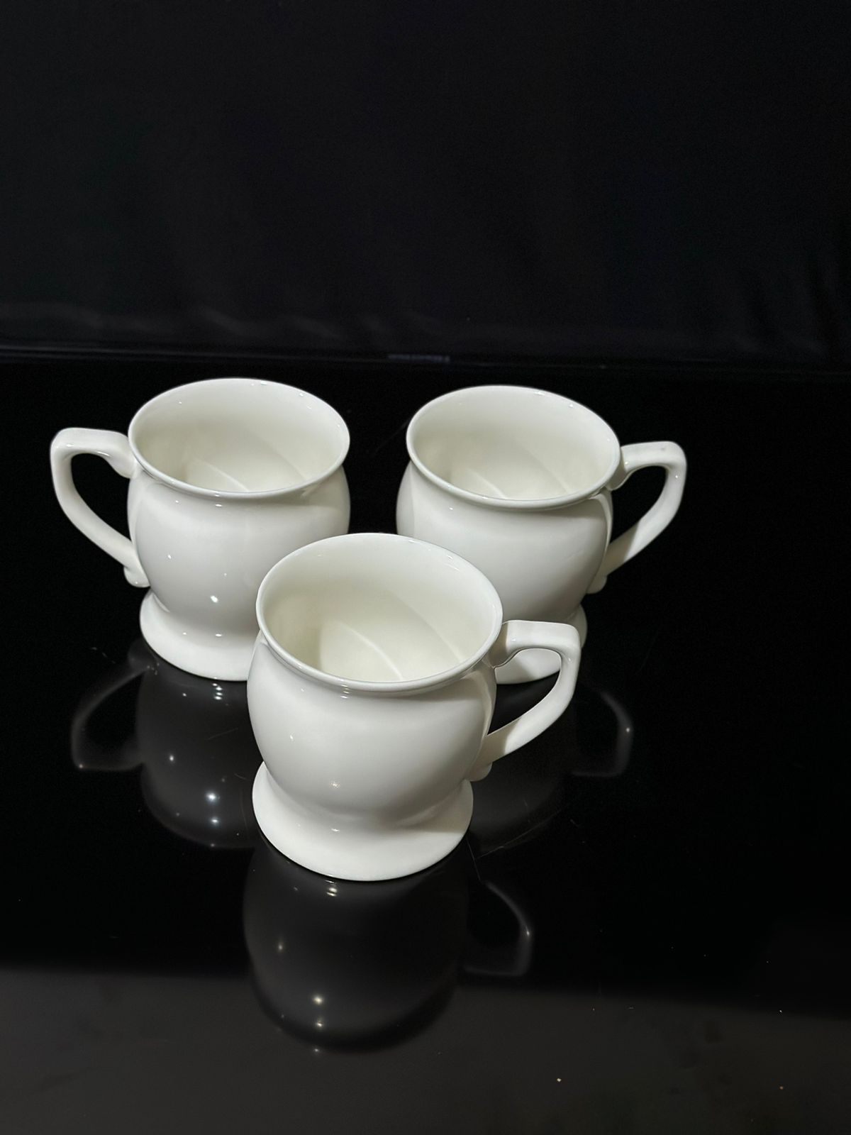 Elegant Curved Porcelain Mug with handle - Diqqawi Plates