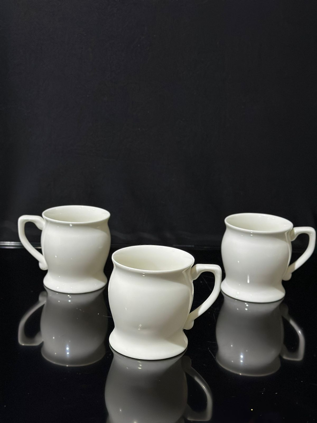 Elegant Curved Porcelain Mug with handle - Diqqawi Plates